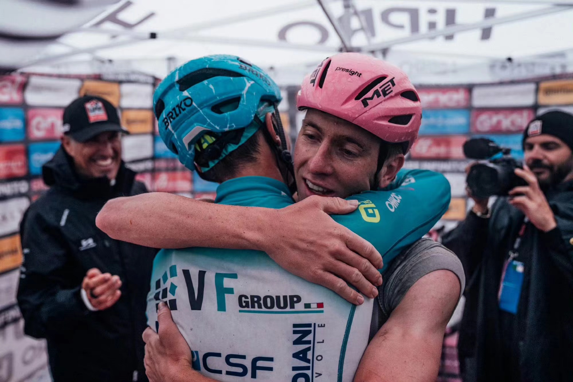 Quindicesima tappa del Giro d'Italia, corsa a doppio senso di idoli e tifosi